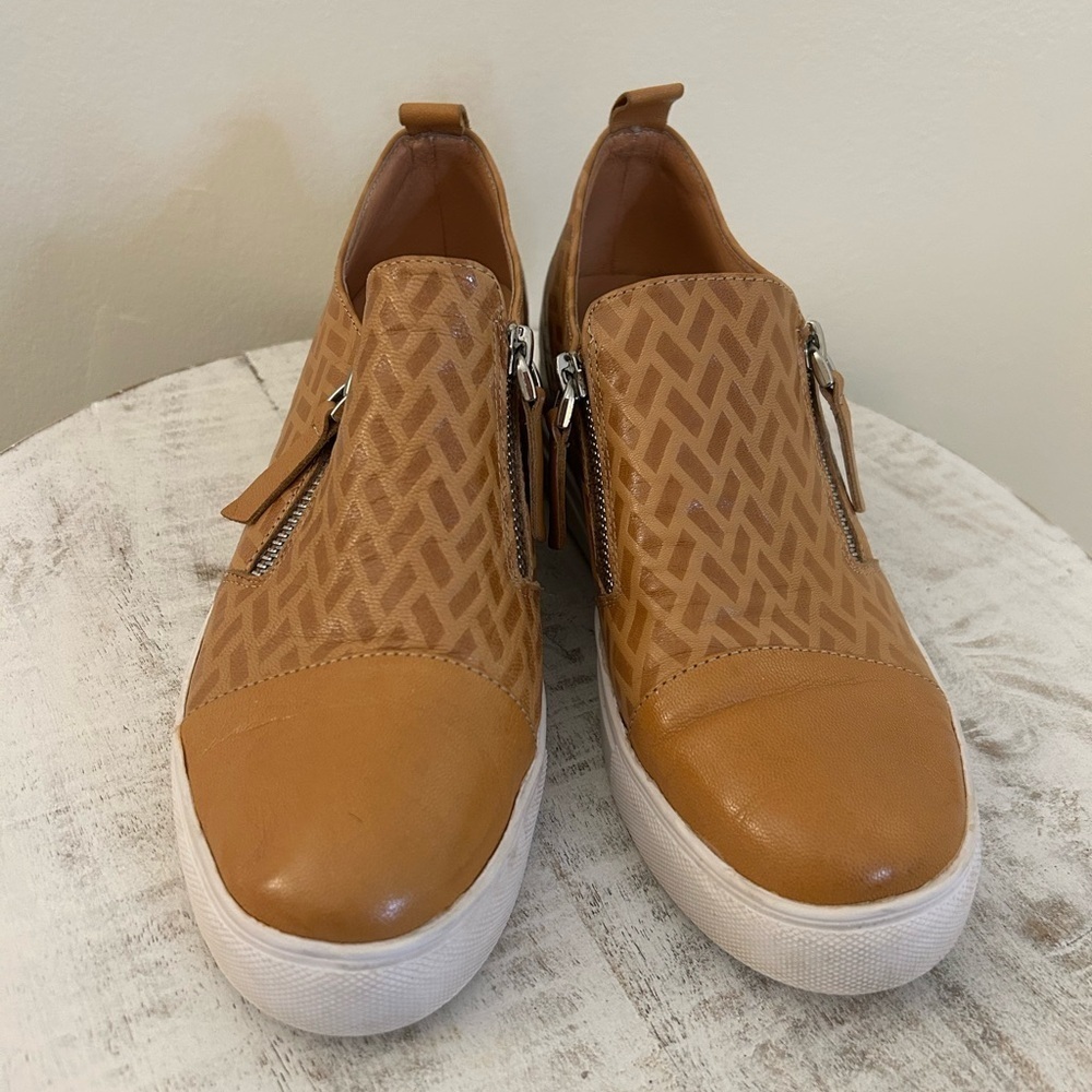 Tan Slip-On leather Sneakers women with Patterned Design size 9 with a side zipp - Picture 3 of 6
